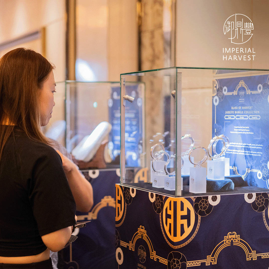 Blog_02.21_Imperial Harvest 2025 CNY Celebration_Guest at VM Display Guests viewing Imperial Harvest 2025 collections display