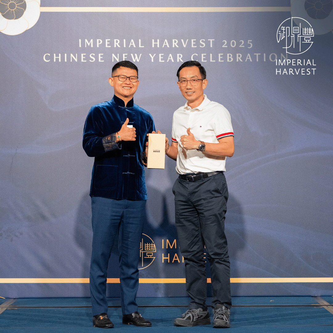 Blog_02.21_Imperial Harvest 2025 CNY Celebration_Lucky Draw Master David presenting lucky draw prizes to guests at the Imperial Harvest 2025 Chinese New Year Celebration
